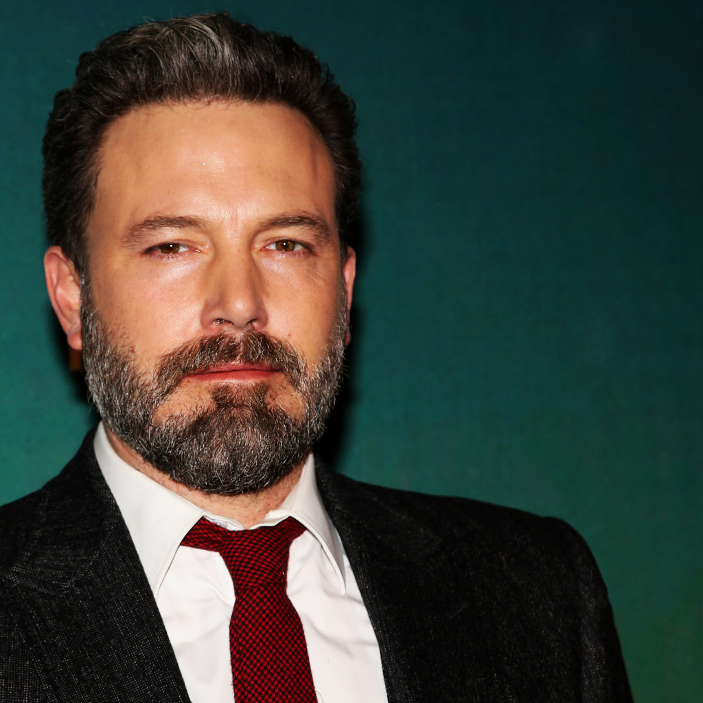 Стильный популярный актер Бен Аффлек в костюме