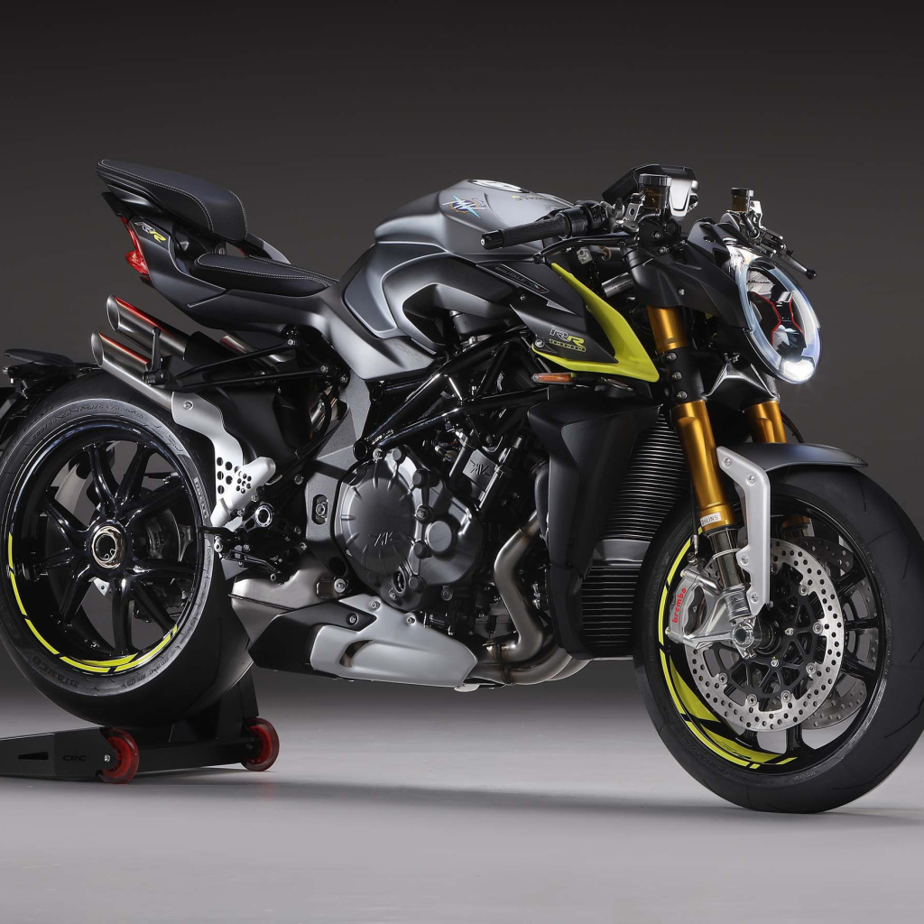 Большой мотоцикл Agusta Brutale 2020 года на сером фоне