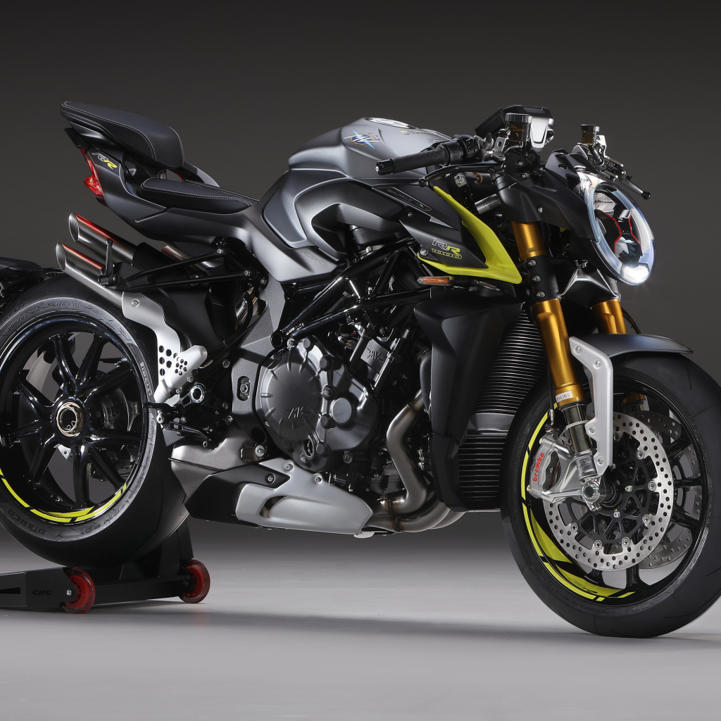 Большой тяжелый мотоцикл Agusta Brutale 1000 RR 2020 года на сером фоне