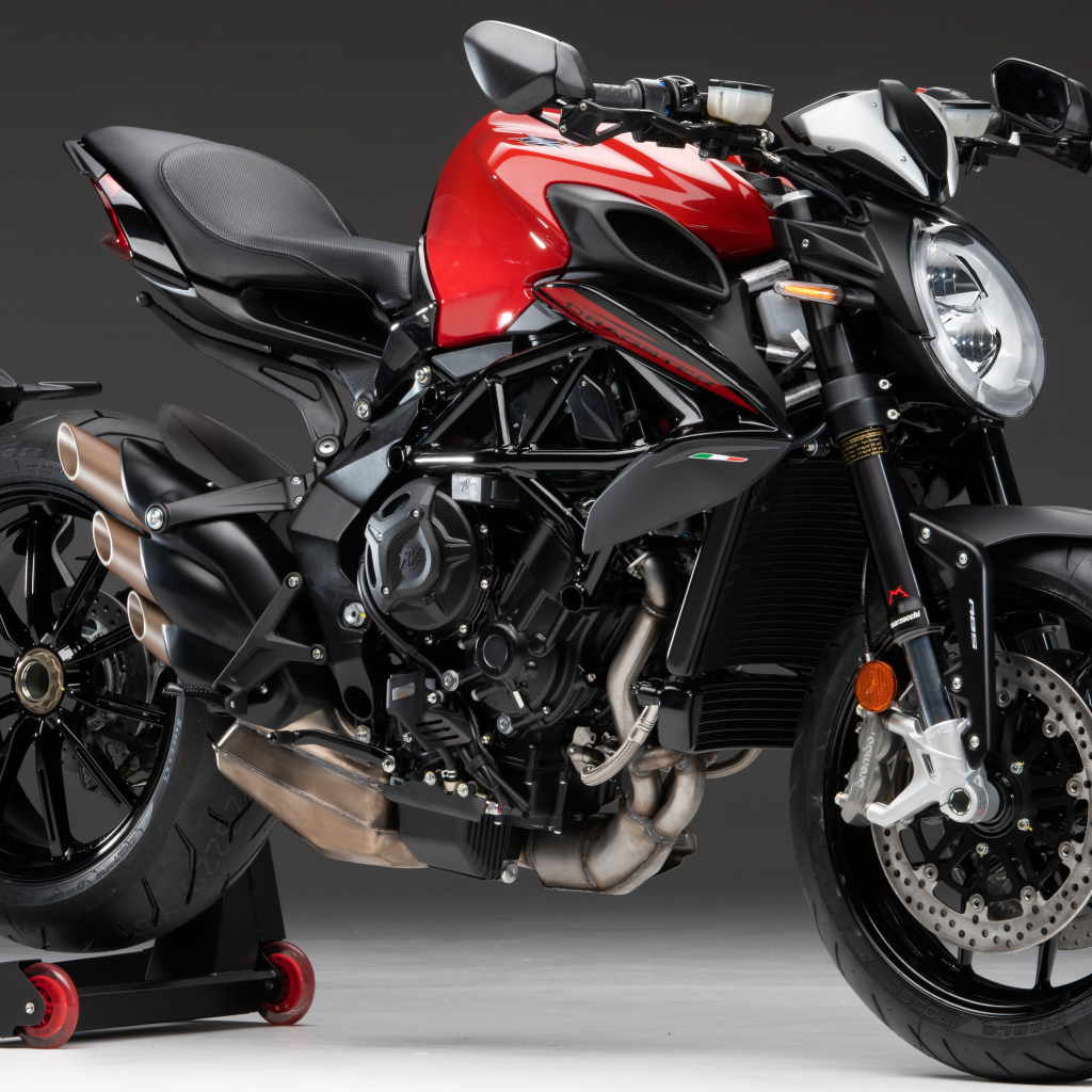 Черный мотоцикл Agusta Dragster 800 Rosso 2020 года на сером фоне