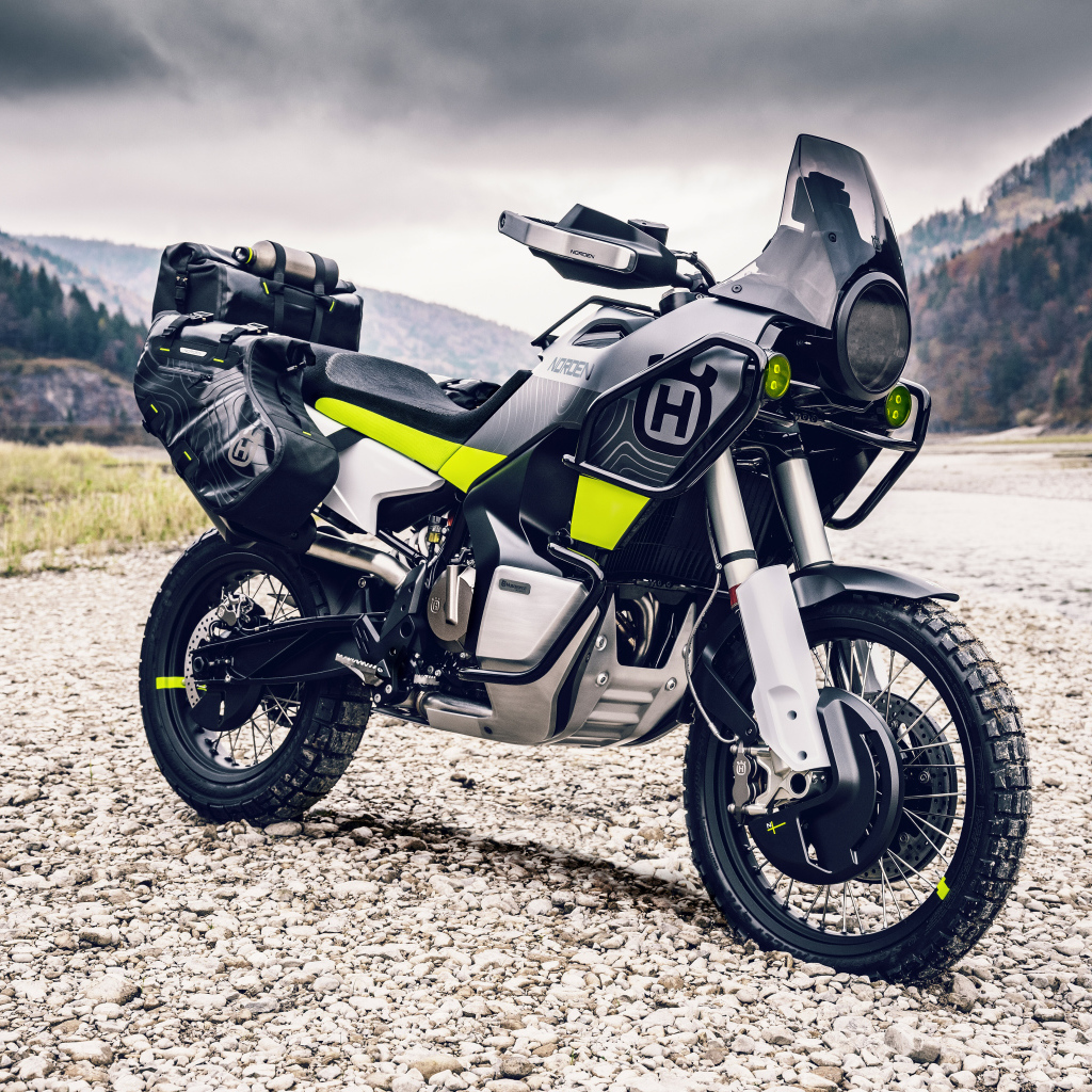 Мотоцикл Husqvarna Norden 901 на фоне гор 