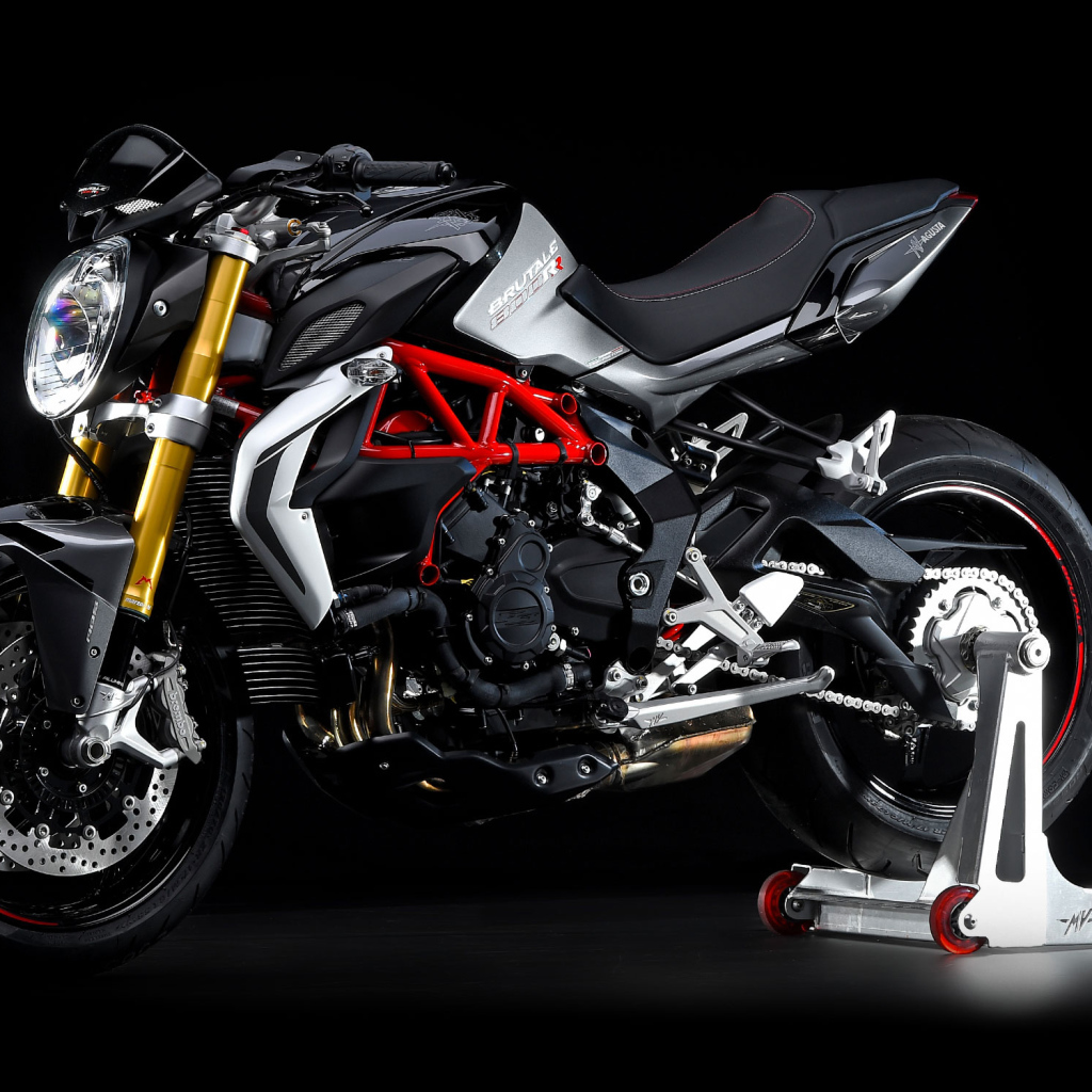 Мотоцикл Agusta Brutale 800 RR 2020 года на подножке