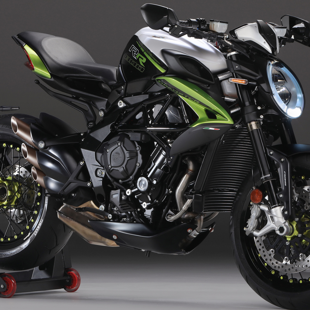 Мотоцикл Agusta Dragster 800 RR 2020 года на сером фоне