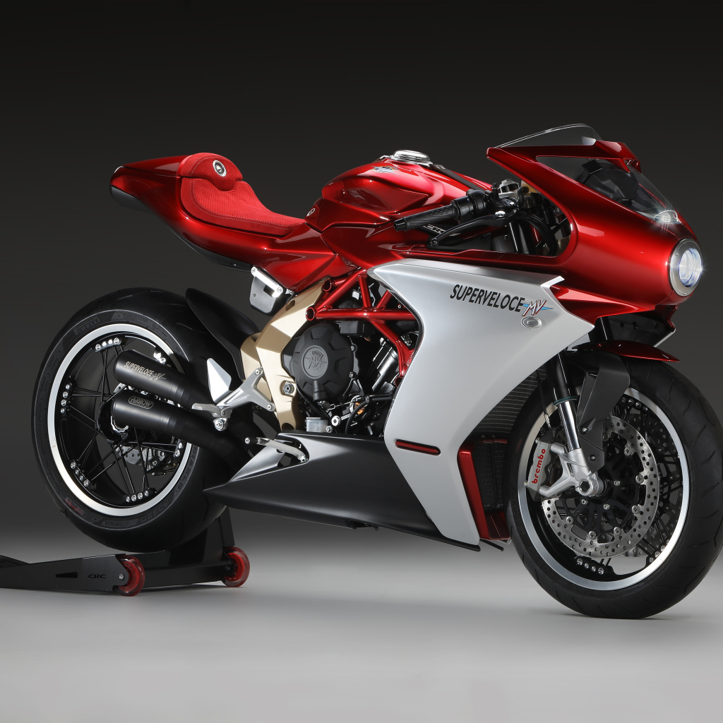 Красный мотоцикл Agusta Superveloce 800 Serie Oro 2020 года на сером фоне