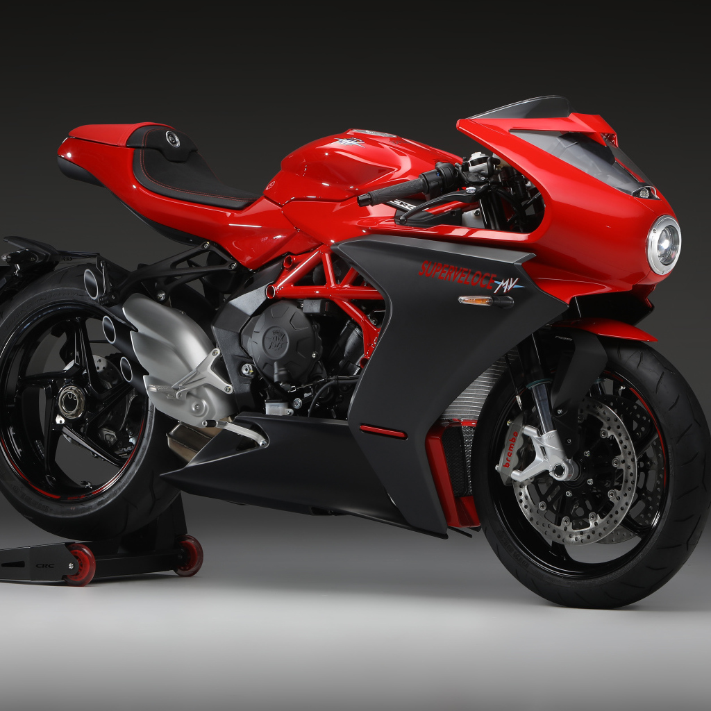 Красный гоночный мотоцикл Agusta Superveloce 800, 2020 года на сером фоне