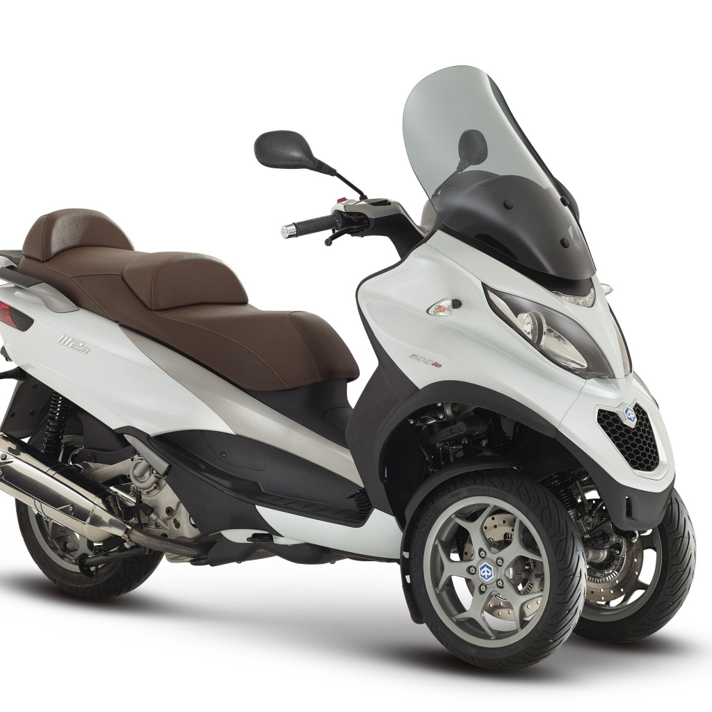 Скутер Piaggio MP3 LT 500 на белом фоне