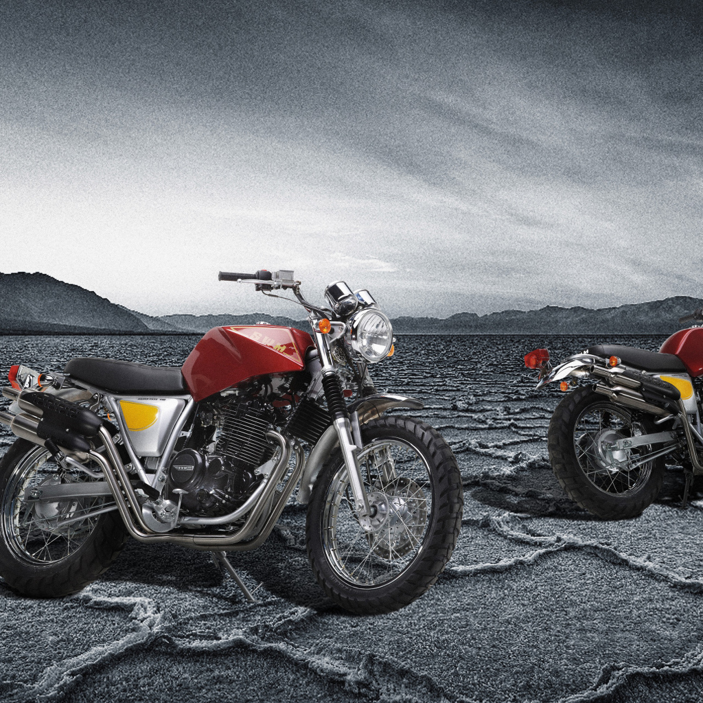 Два мотоцикла SWM Silver Vase 440 под грозовым небом 