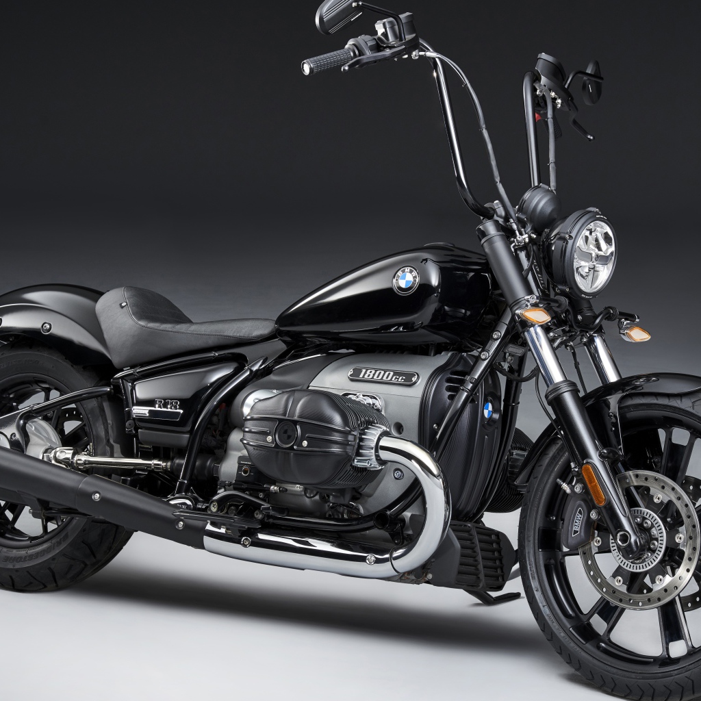 Мотоцикл BMW R18 2020 года на сером фоне