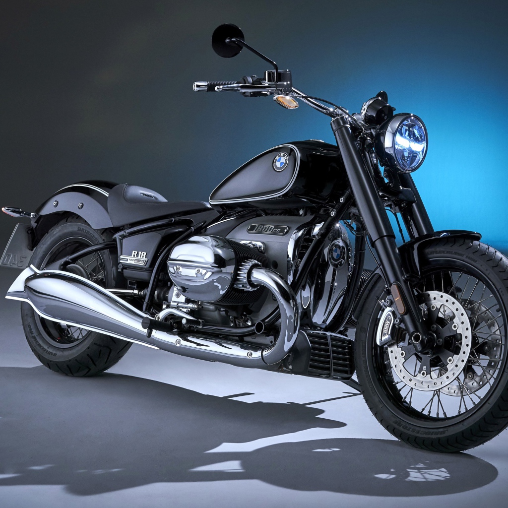 Большой мотоцикл BMW R18 First Edition 2020 года на сером фоне