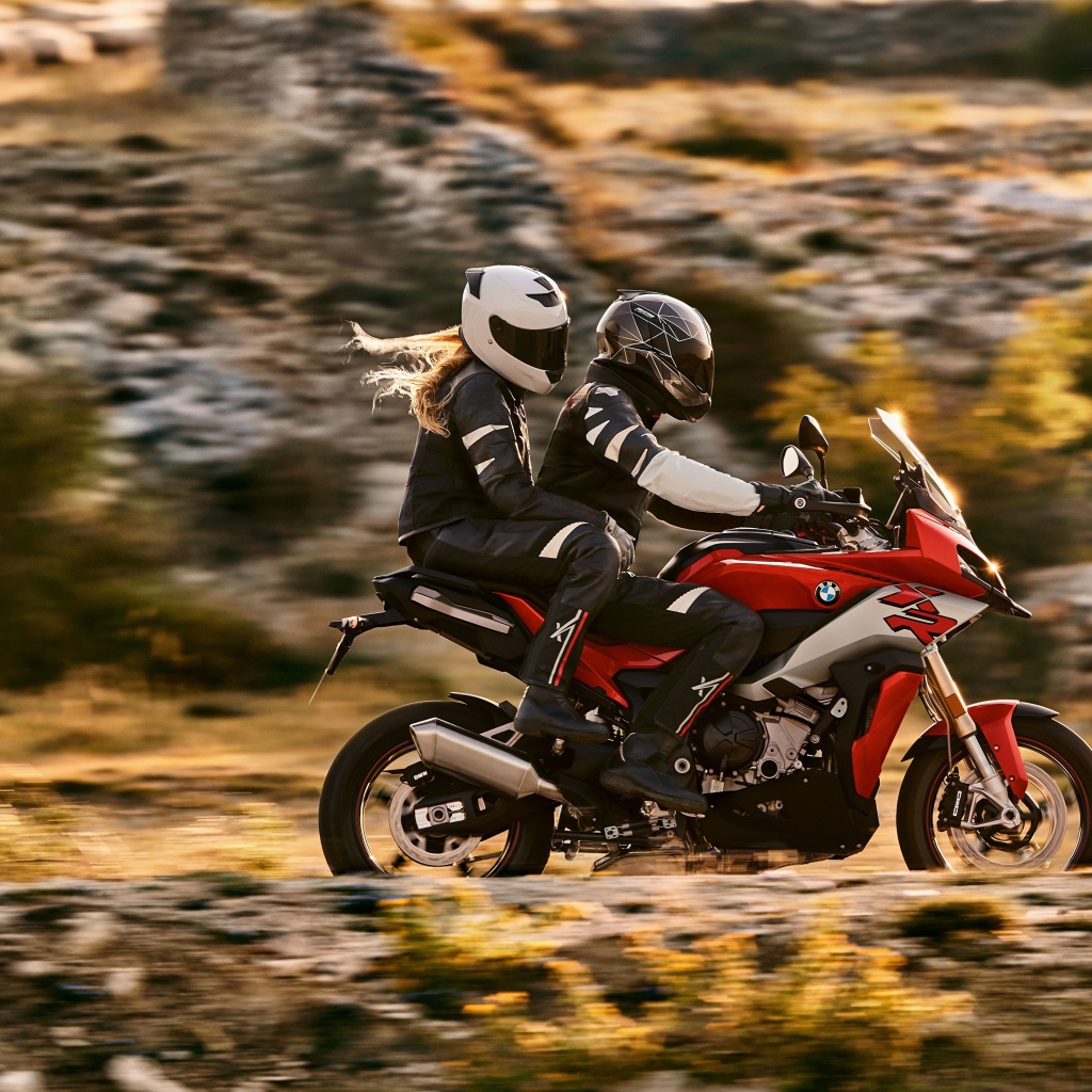 Пара на мотоцикле BMW S 1000 XR, 2020 года 