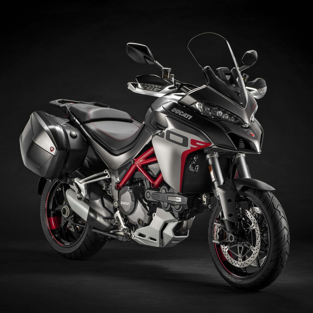 Мотоцикл Ducati Monster 1260 GT 2020 года на черном фоне