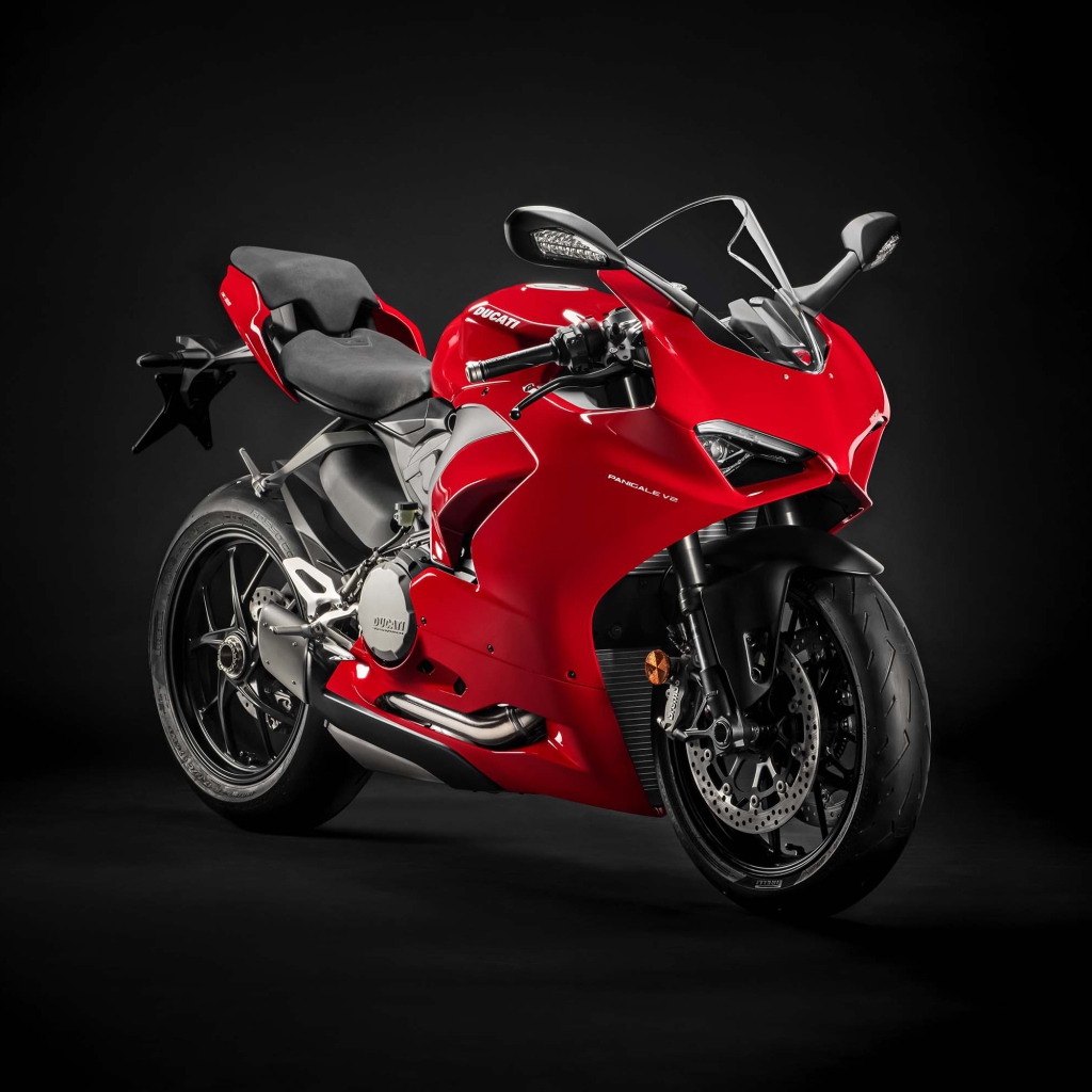 Красный мотоцикл Ducati Panigale V2 2020 года на черном фоне