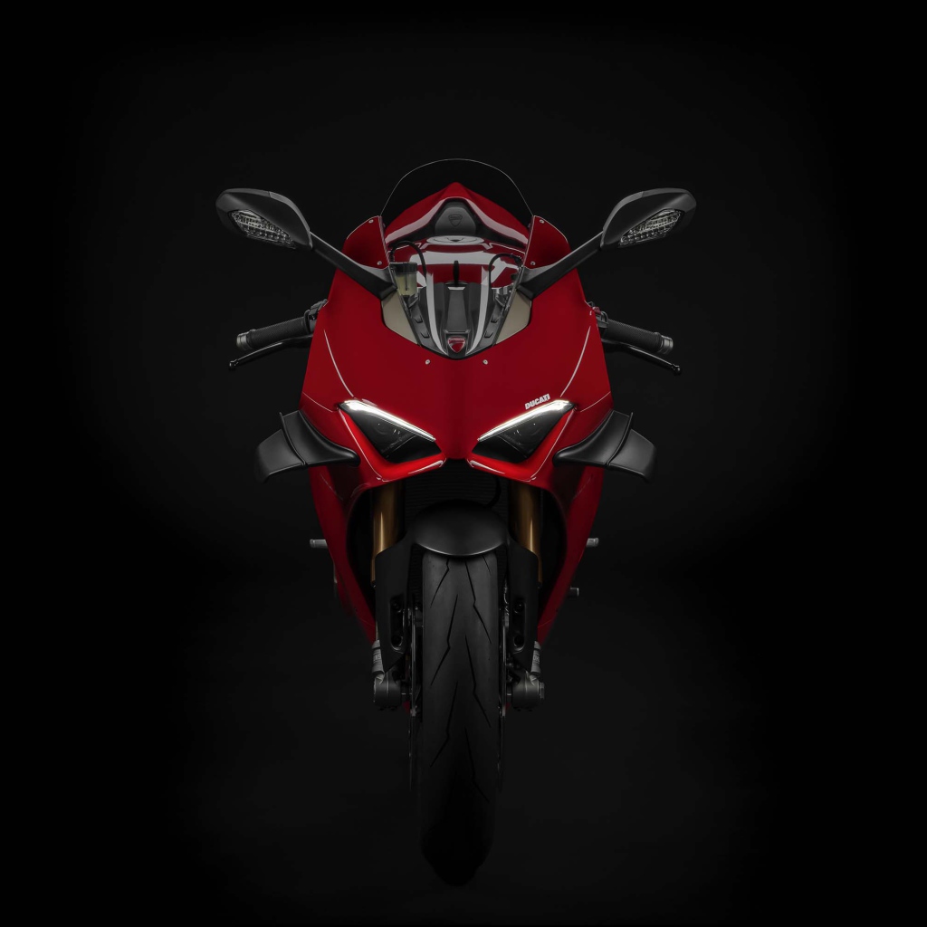 Красный мотоцикл Ducati Panigale V4 S 2020 года на черном фоне