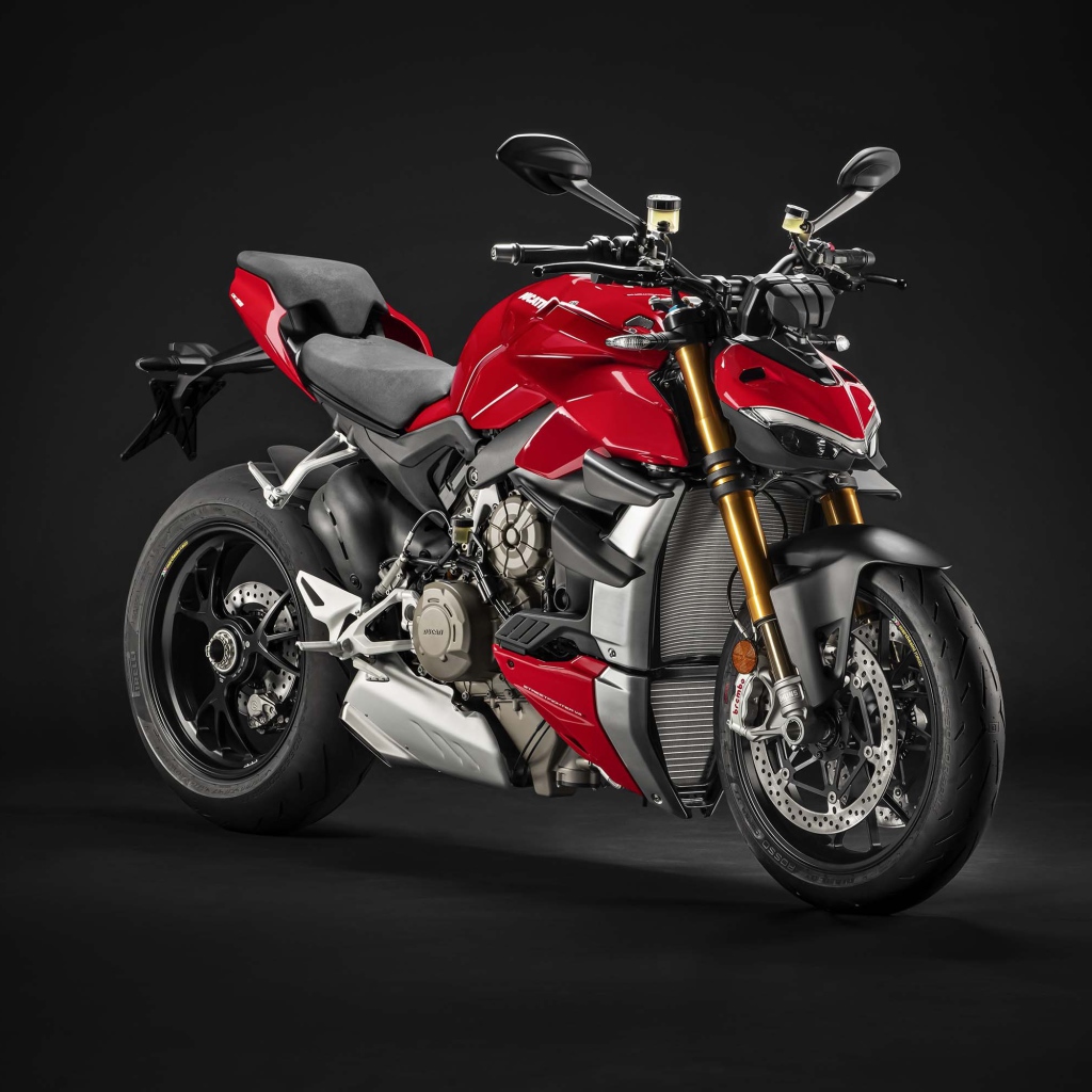 Красный мотоцикл Ducati Streetfighter V4 2020 года на черном фоне