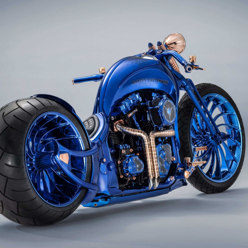 Синий дорогой мотоцикл Harley Davidson на сером фоне