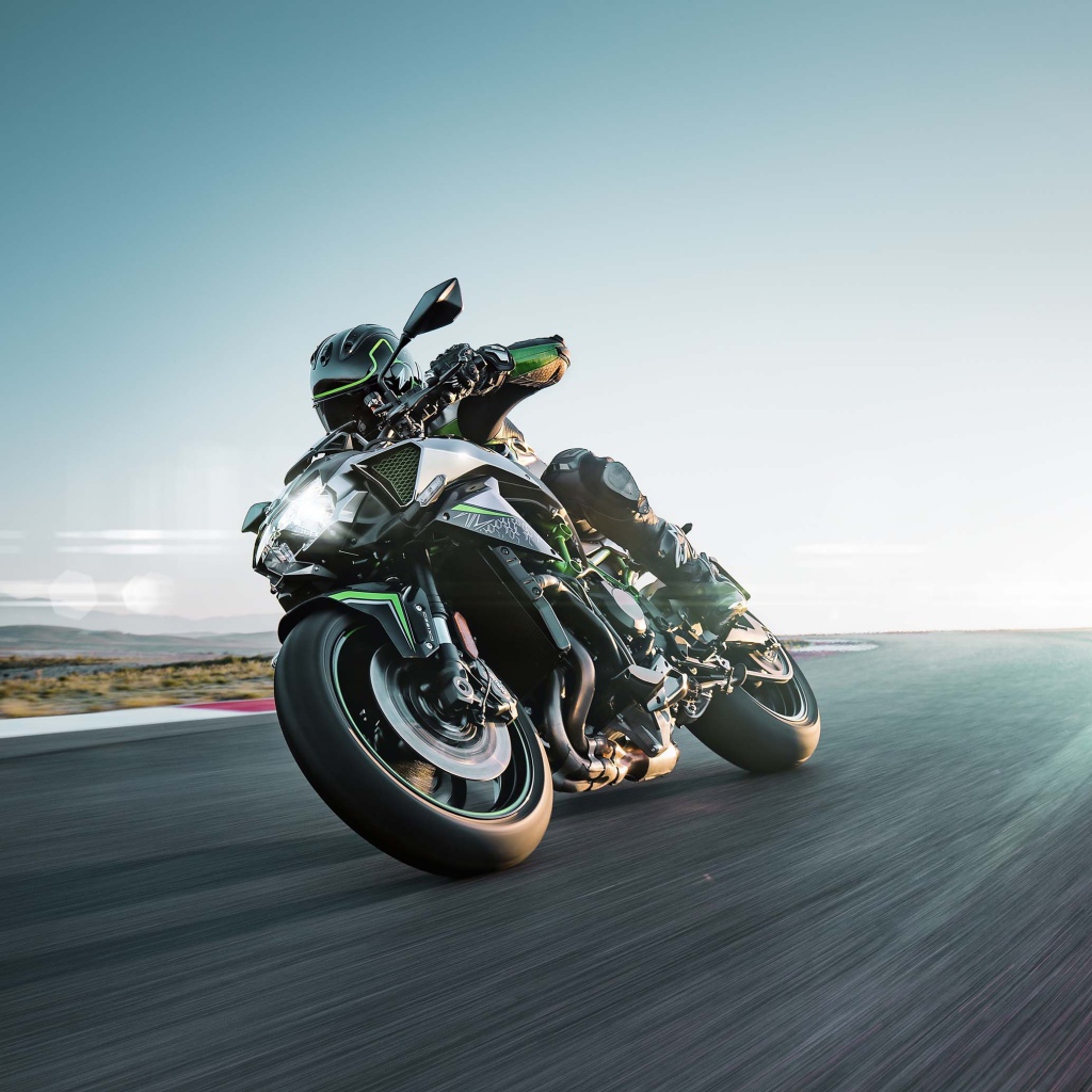 Гонщик на мотоцикле Kawasaki Z H2 Superbike 2020 года на трассе