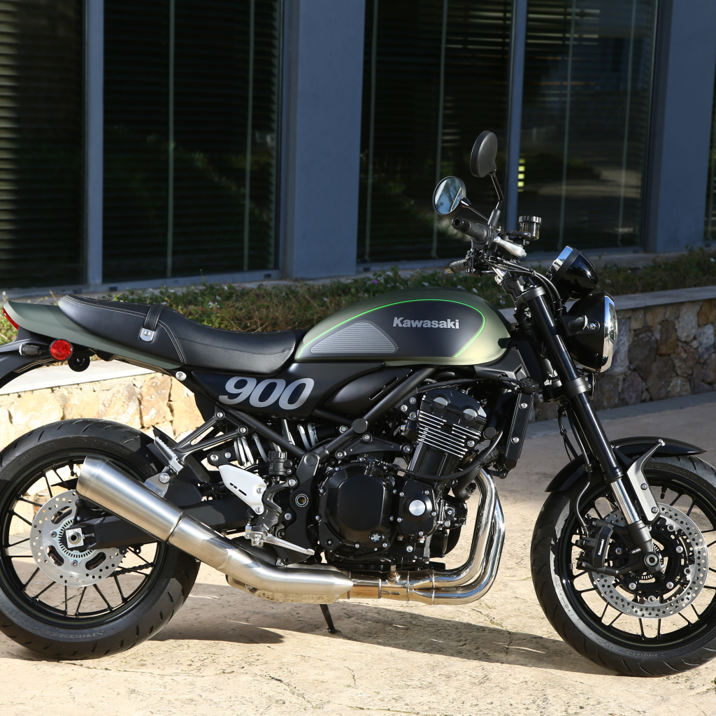 Мотоцикл Kawasaki  Z900 Worldwide у здания 