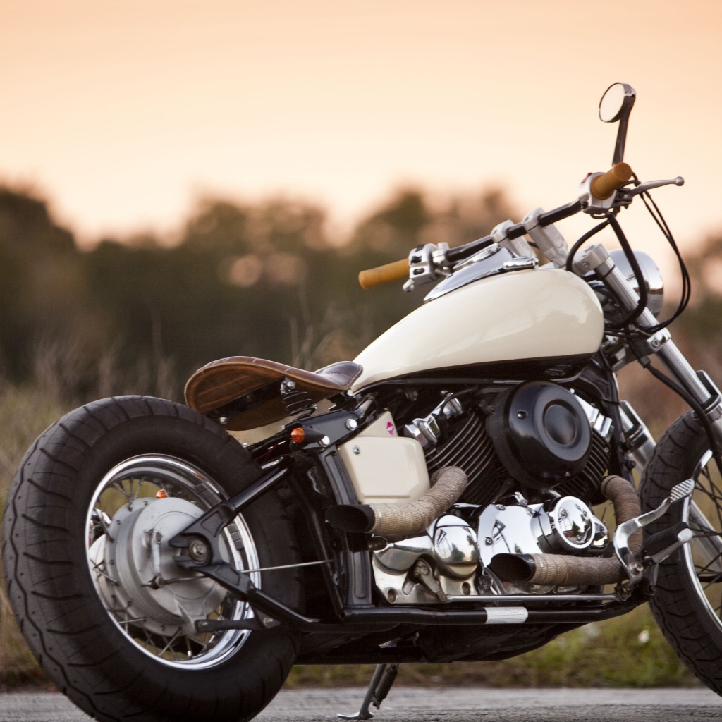 Мотоцикл Yamaha 650 на дороге