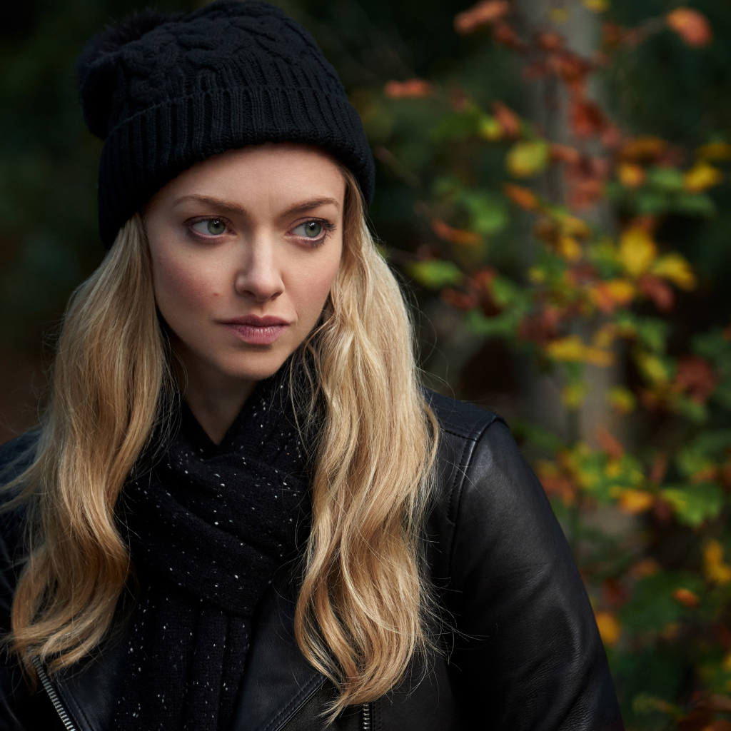 Актриса Аманда Сейфрид в фильме Тебе стоило уйти, 2020