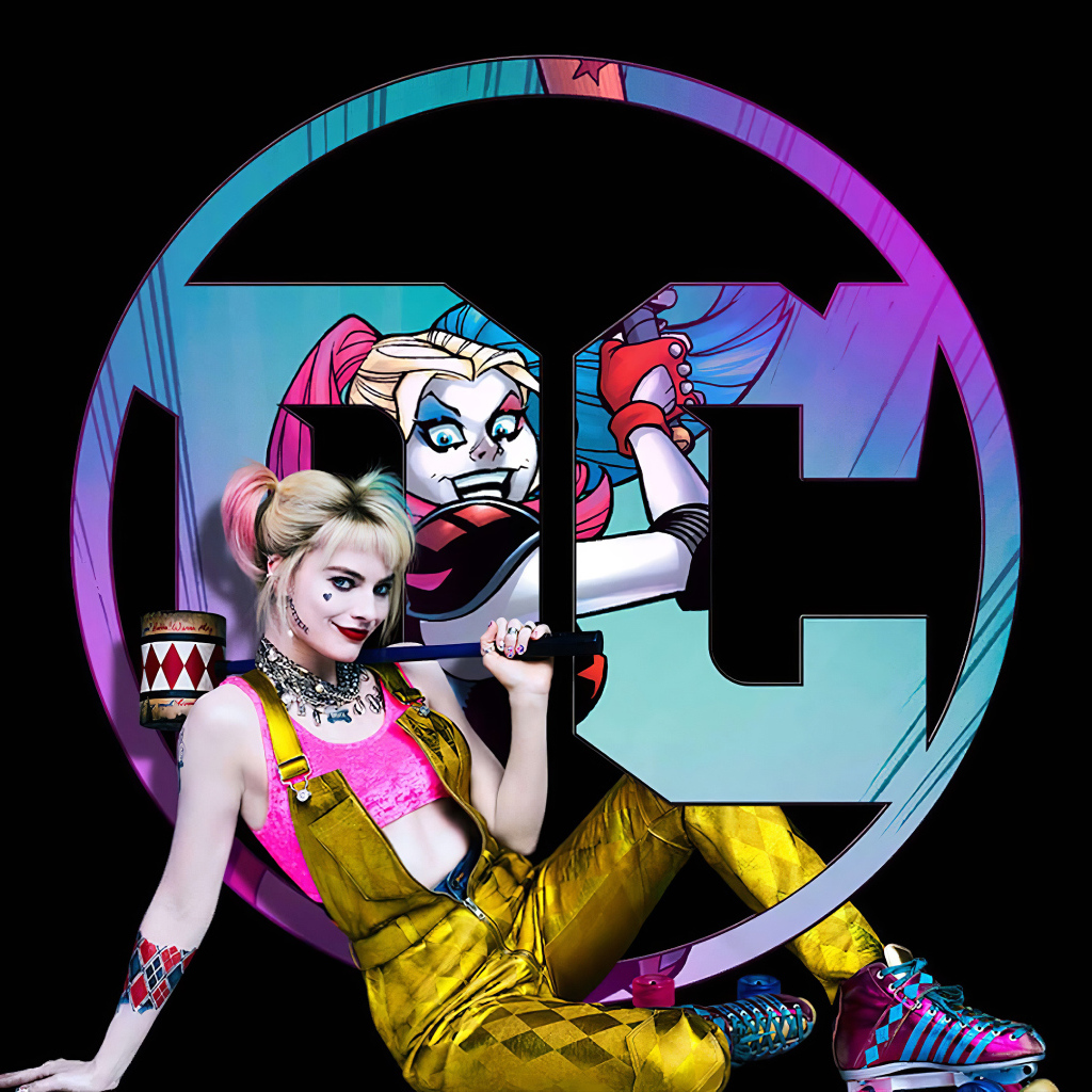 Персонаж Харли Квин у логотипа на черном фоне