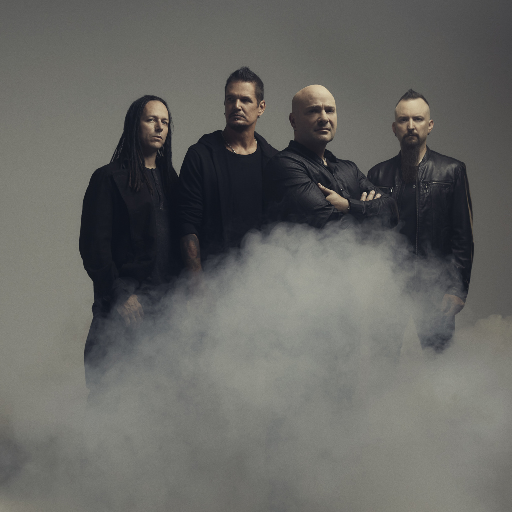 Американская метал - группа Disturbed в дыму