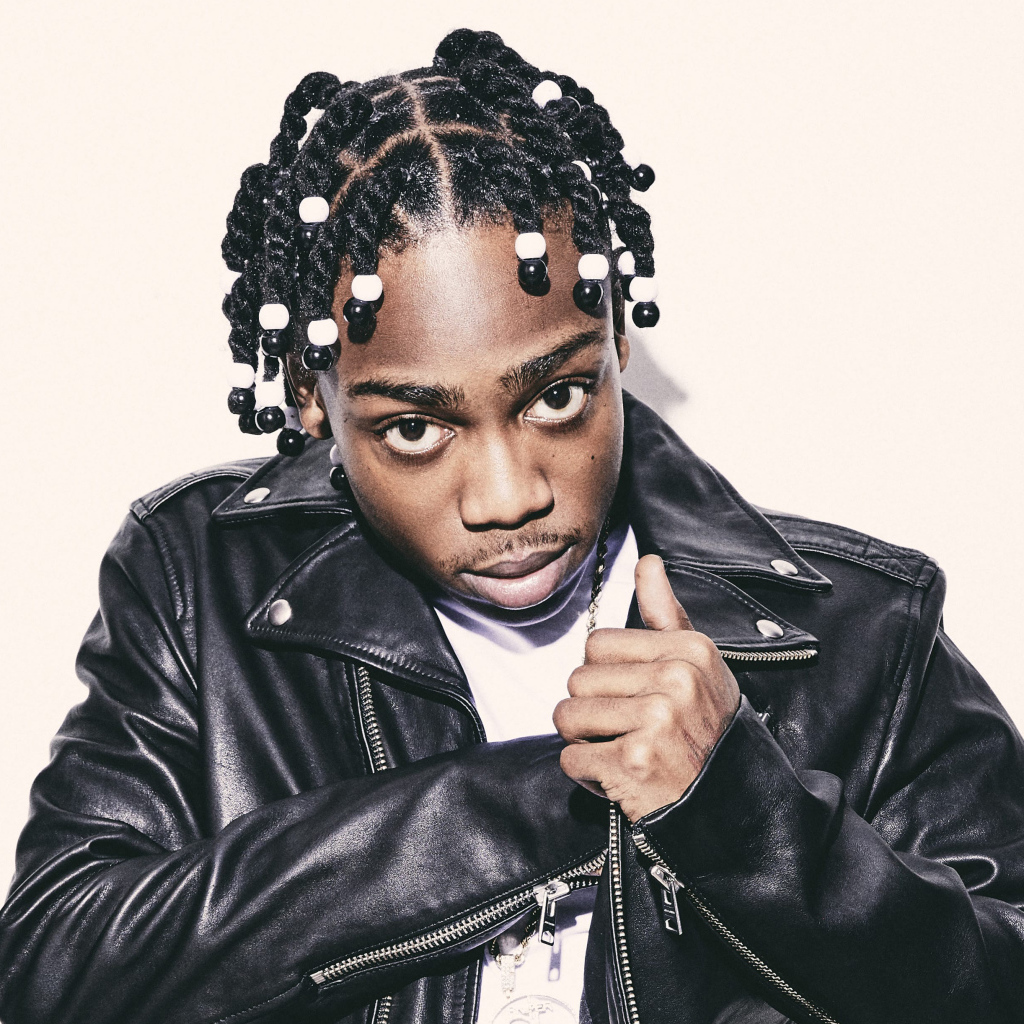 Американский рэпер  22Gz в черной кожаной куртке