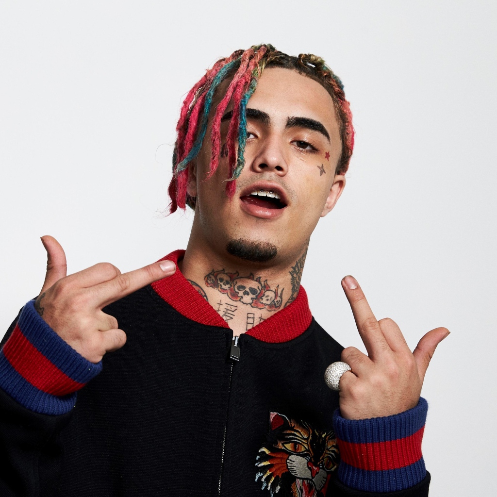 Американский рэпер Lil Pump на сером фоне