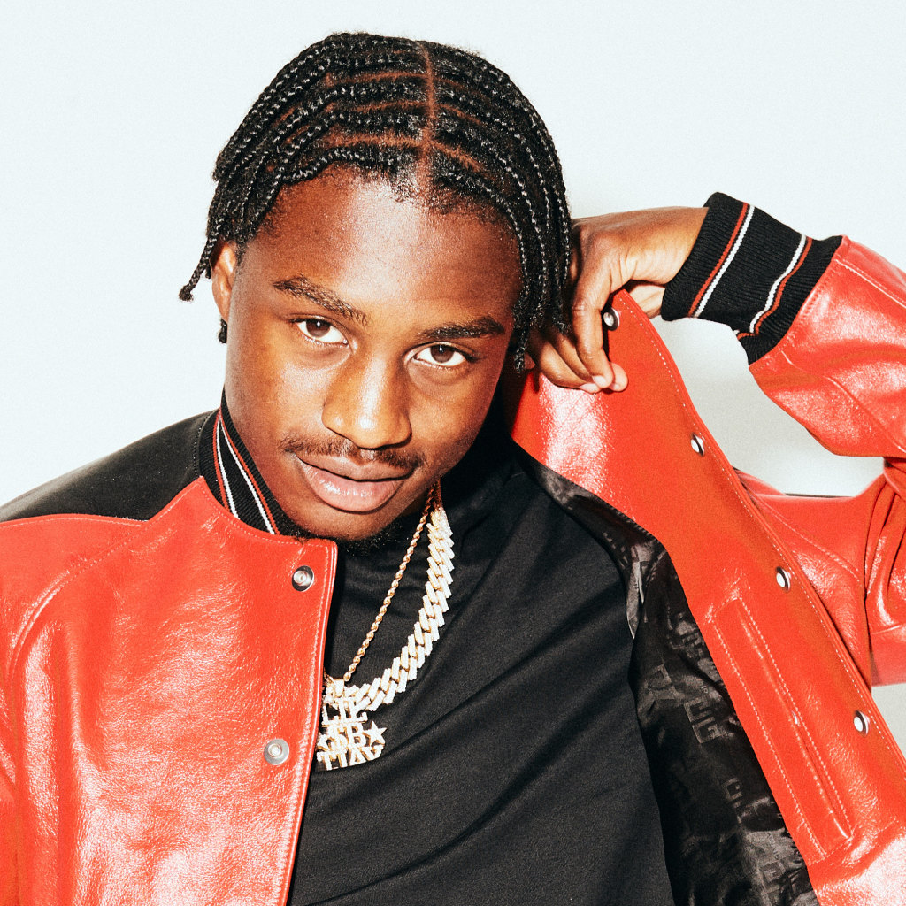 Американский рэпер  Polo G в красной кожаной куртке