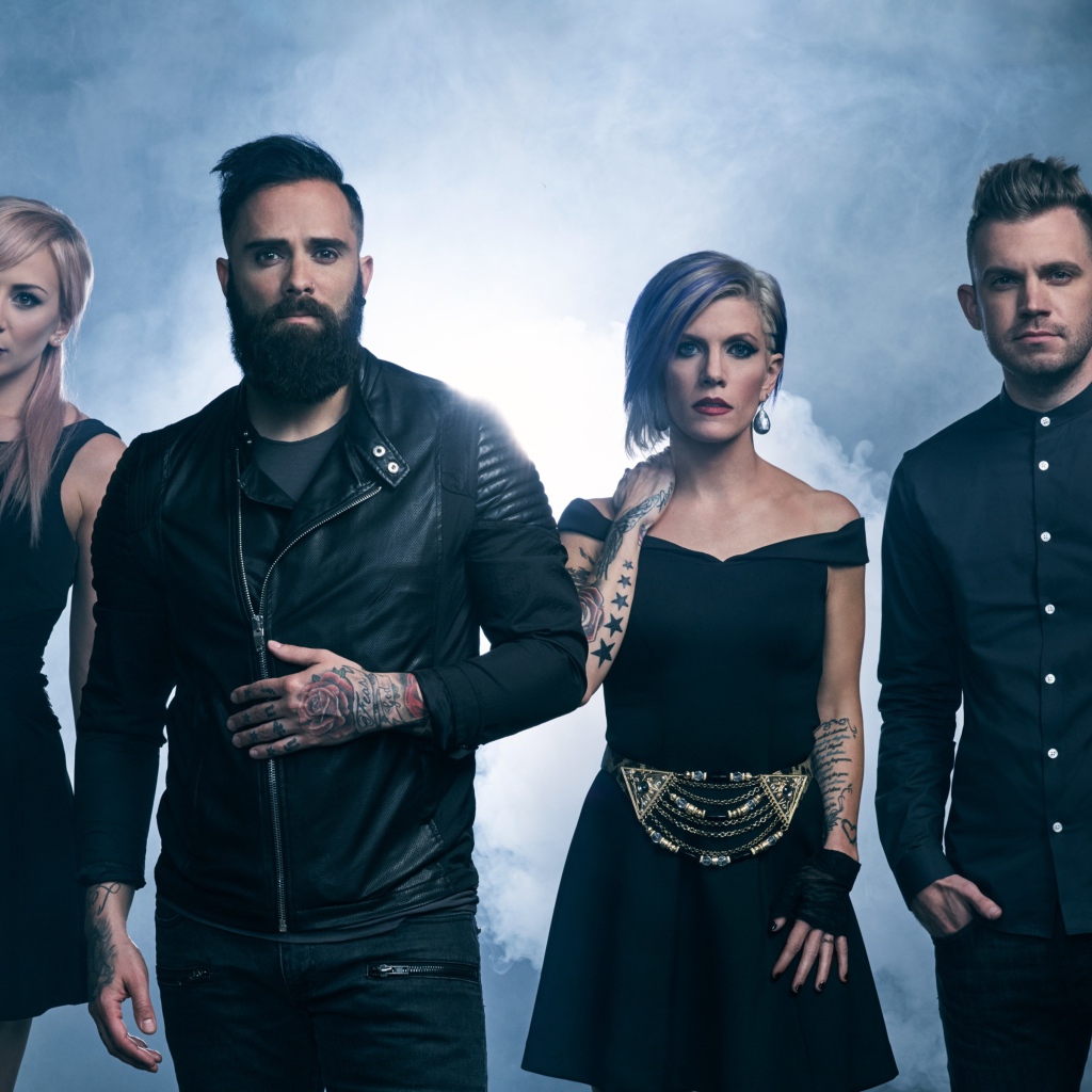 Американская рок группа Skillet в черных нарядах