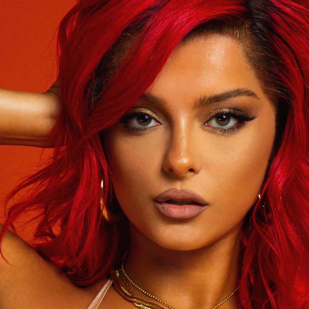 Американская певица Биби Рекса с красными волосами  крупным планом