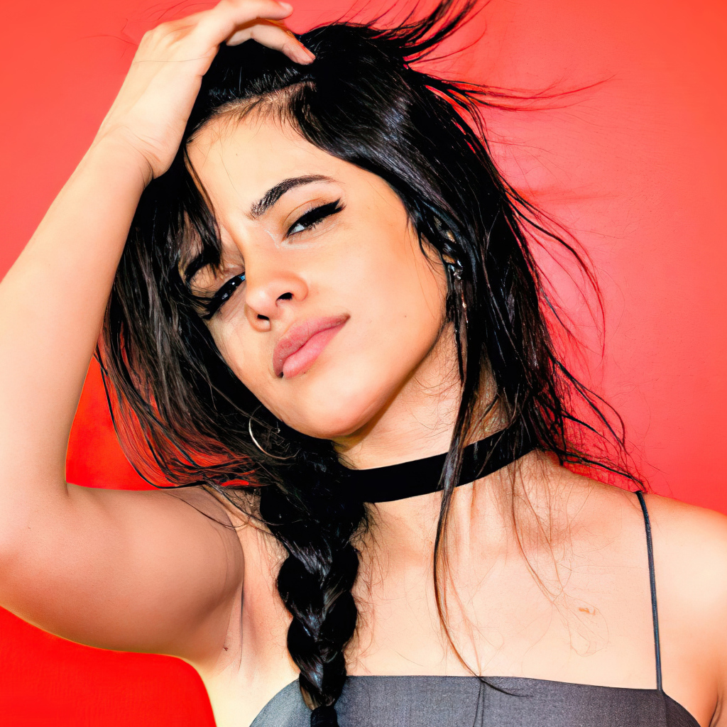 Американская певица Камила Кабелло на красном фоне