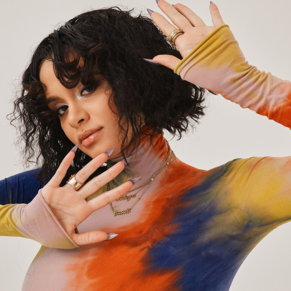 Американская певица Кейлани с длинными ногтями