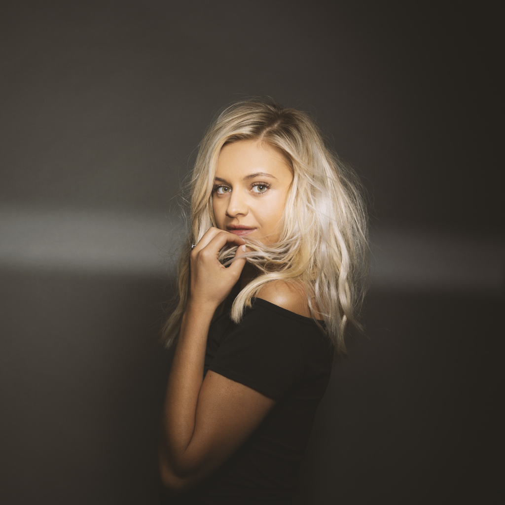 Американская певица Келси Баллерини на сером фоне