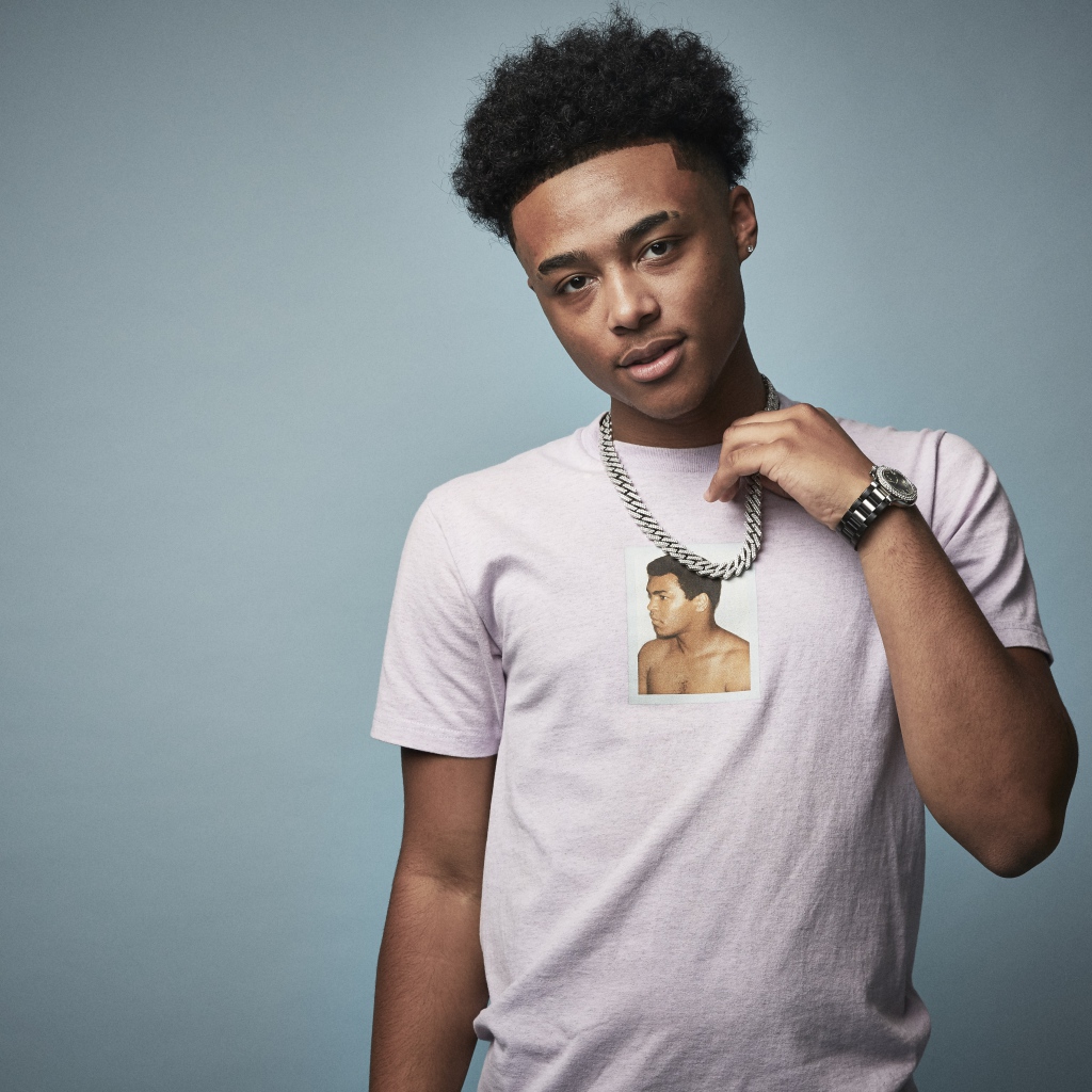 Американский певец, рэпер Luh Kel на сером фоне