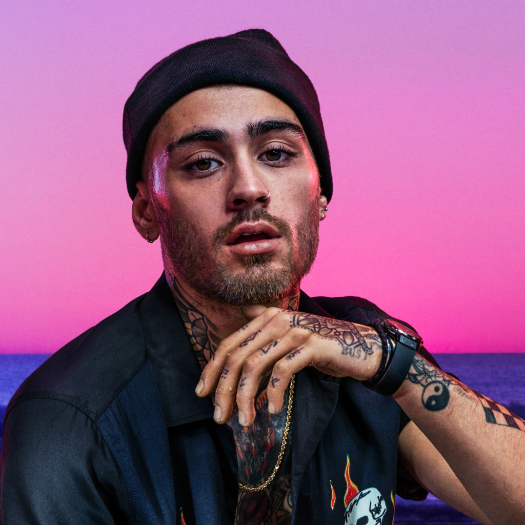 Британский певец Зейн Малик в черной шапке