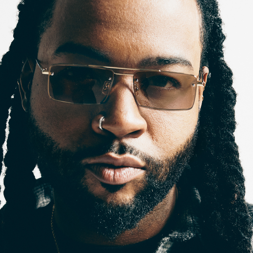 Канадский рэпер PartyNextDoor в очках на белом фоне