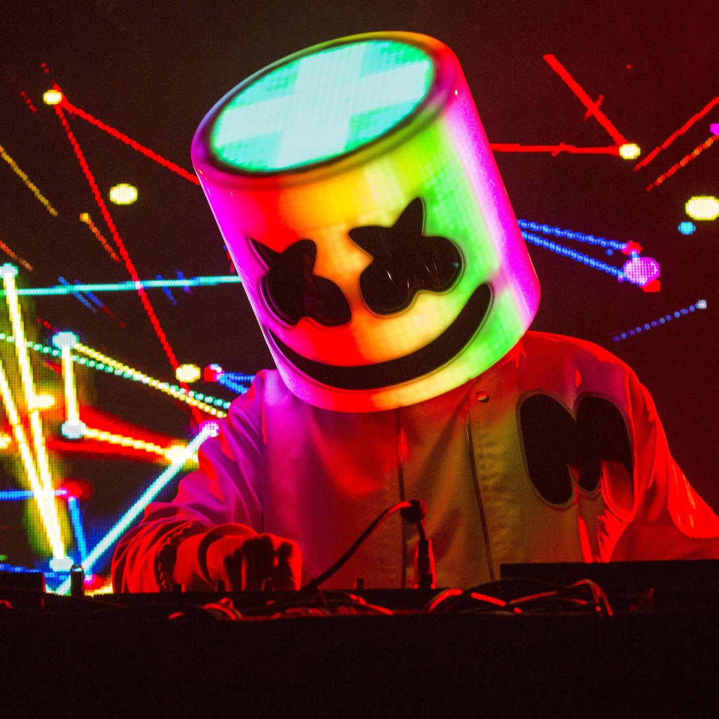 Диджей Маршмеллоу за пультом в клубе 