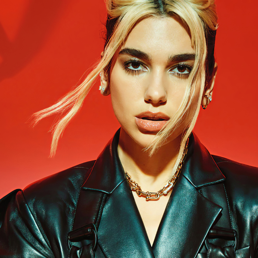 Девушка в черной кожаной куртке, певица Дуа Липа