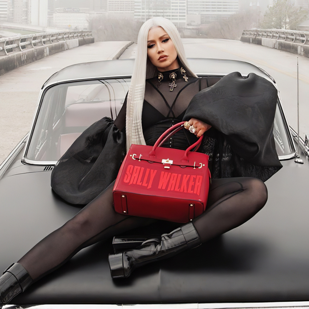 Хип хоп исполнительница Игги Азалия лежит на машине