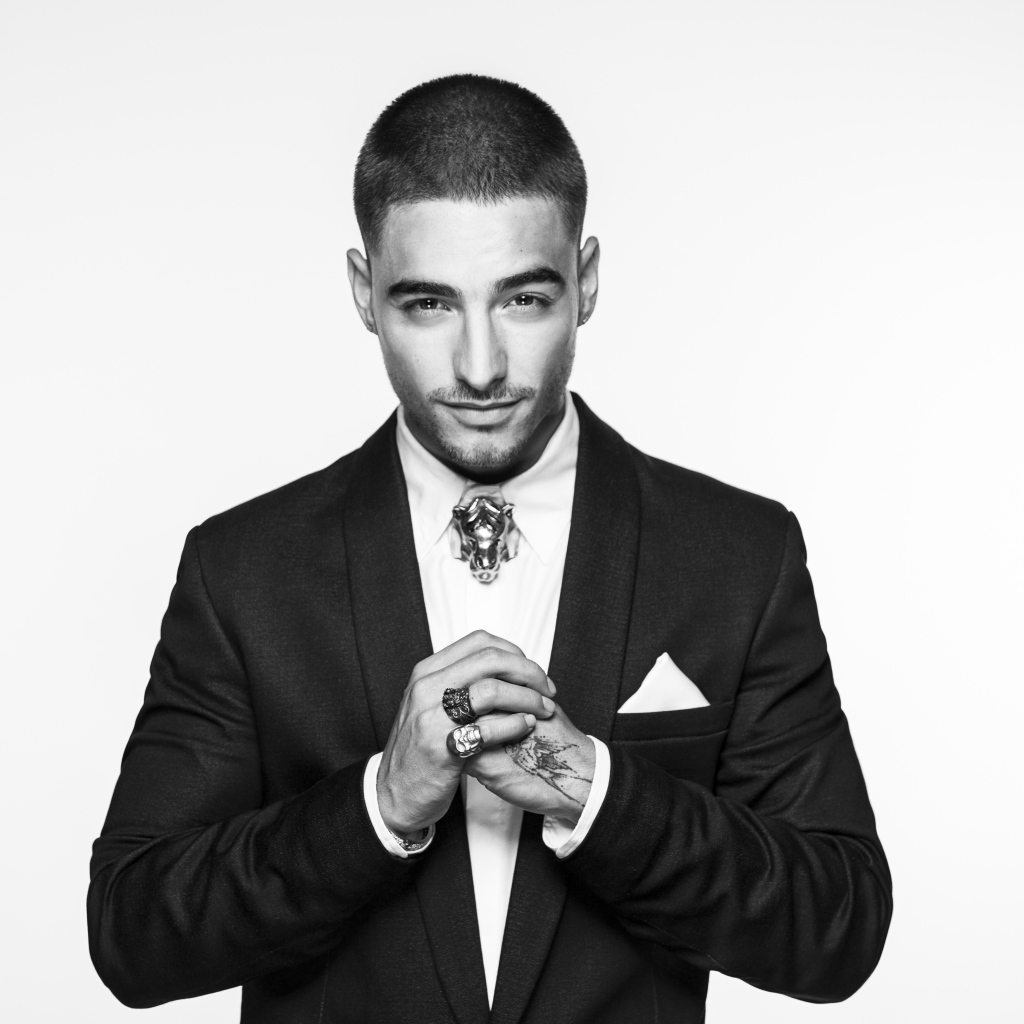 Певец Малума в костюме, черно-белое фото 