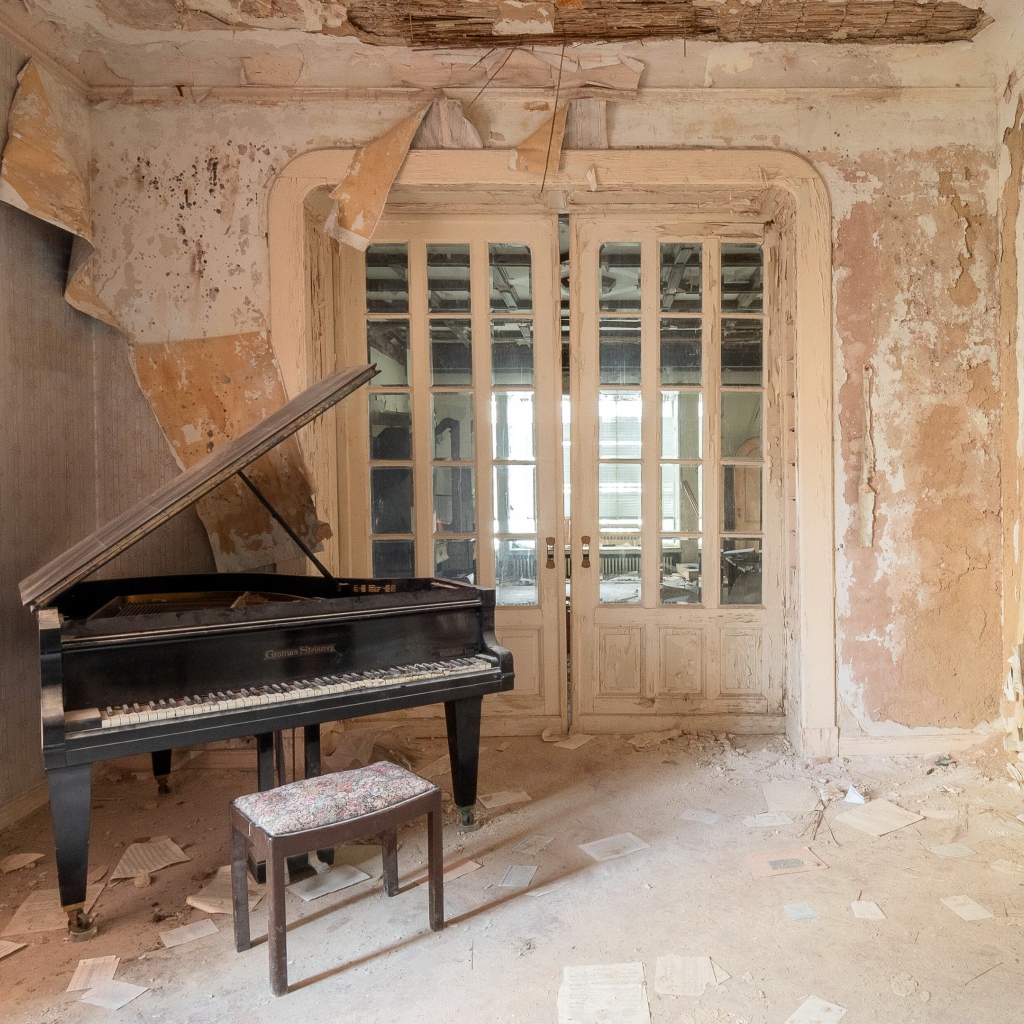 Старая заброшенная квартира с роялем 