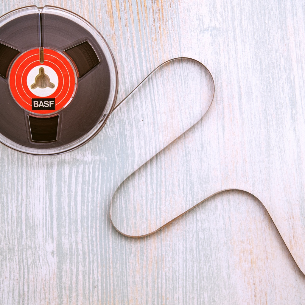 Старая катушка бобины с пленкой на столе