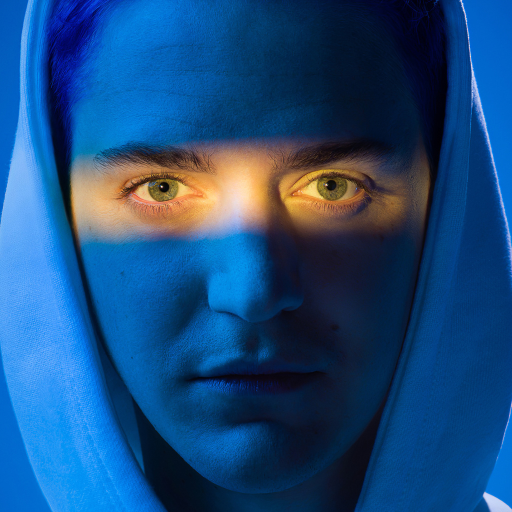 Интернет знаменитость Ninja Youtube на голубом фоне