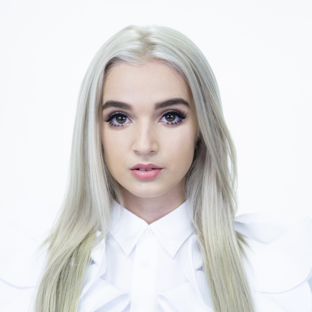 Певица Poppy на белом фоне 