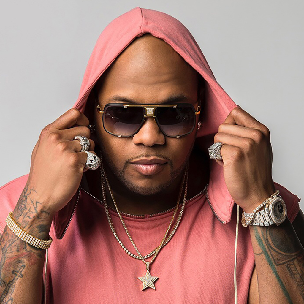 Рэпер Flo Rida на сером фоне