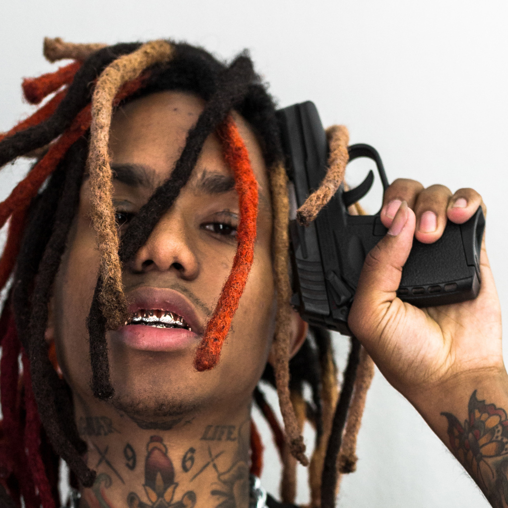 Рэпер Lil Gnar  с пистолетом в руке