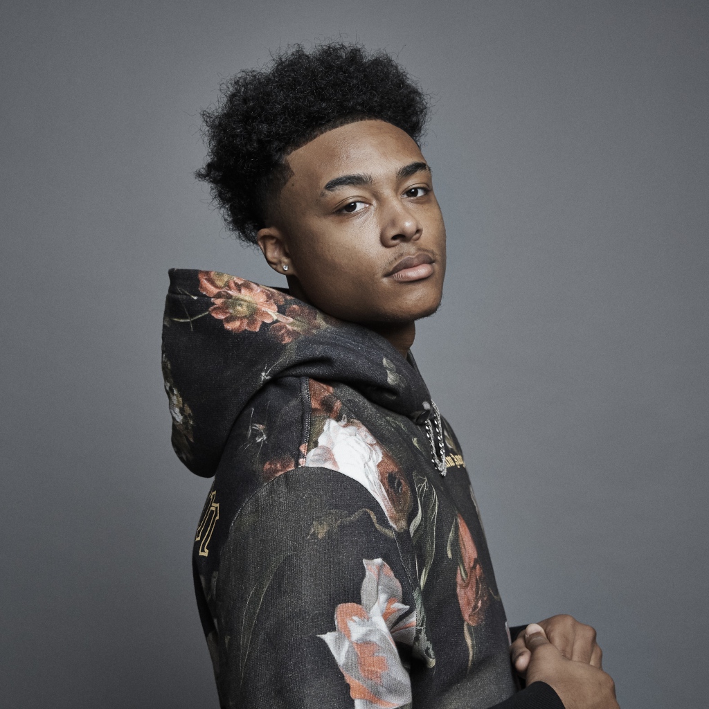 Рэпер Luh Kel на сером фоне