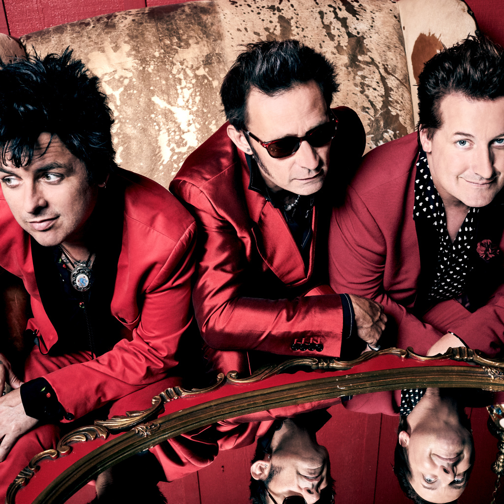 Рок группа Green Day в красных костюмах