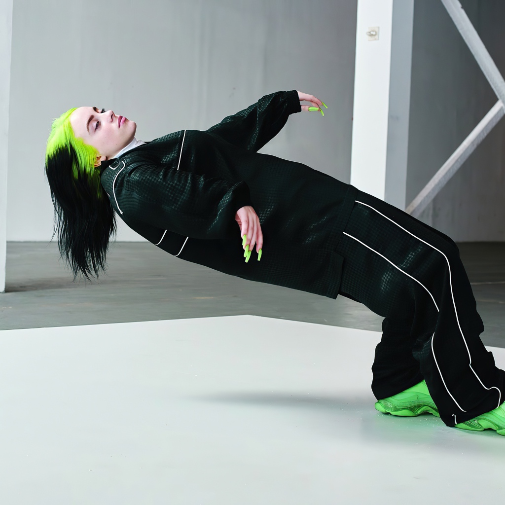 Певица Билли Айлиш в черном спортивном костюме 