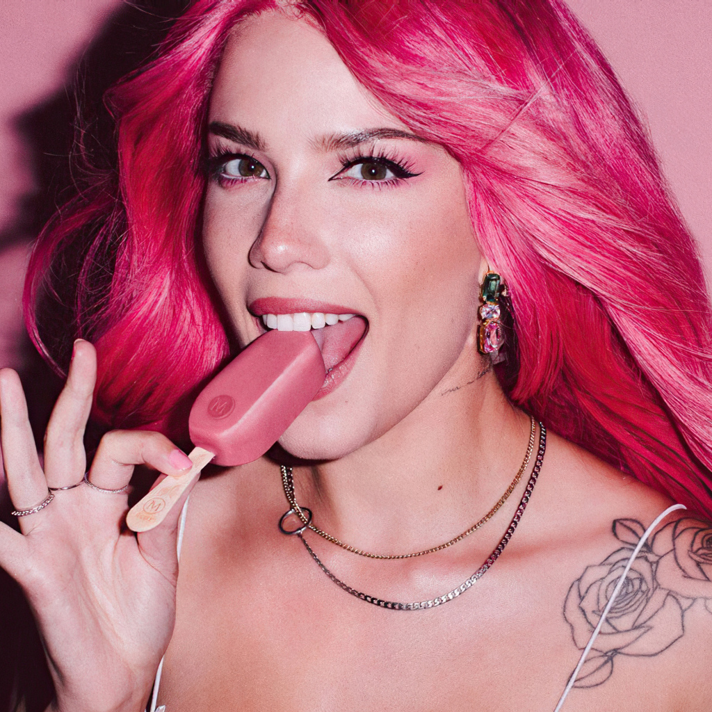 Певица Halsey Magnum с розовыми волосами с мороженым в руке